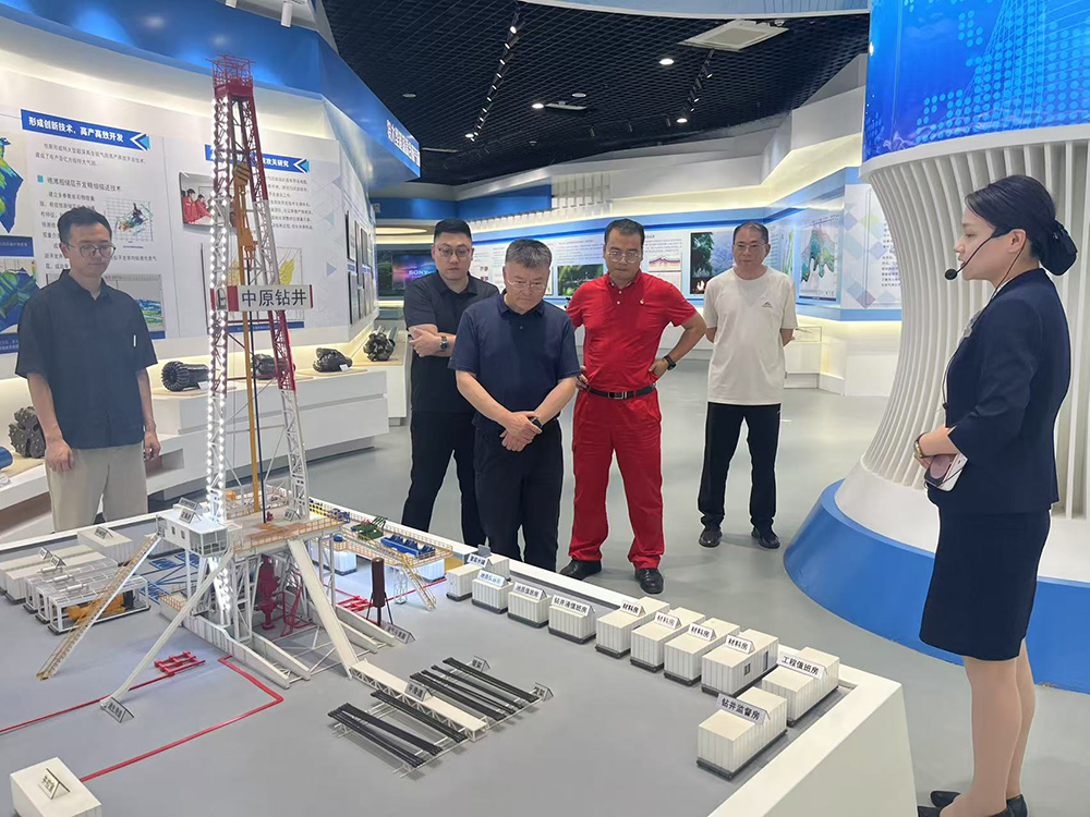 集團(tuán)黨委副書(shū)記、總經(jīng)理沈鵬帶隊(duì)到普光氣田考察交流